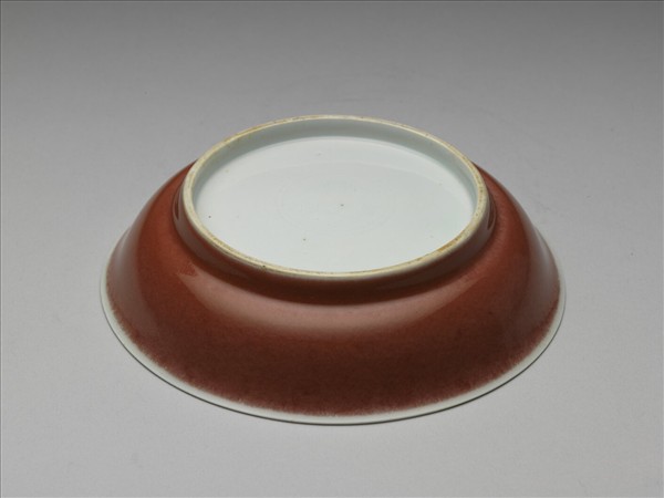 霽紅釉白裡雙龍紋盤