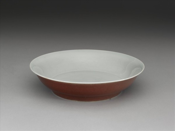 霽紅釉白裡暗花雙龍紋盤