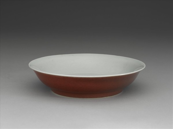 霽紅釉白裡暗花雙龍紋盤