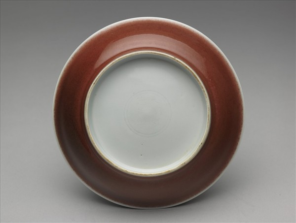 霽紅釉白裡暗花雙龍紋盤