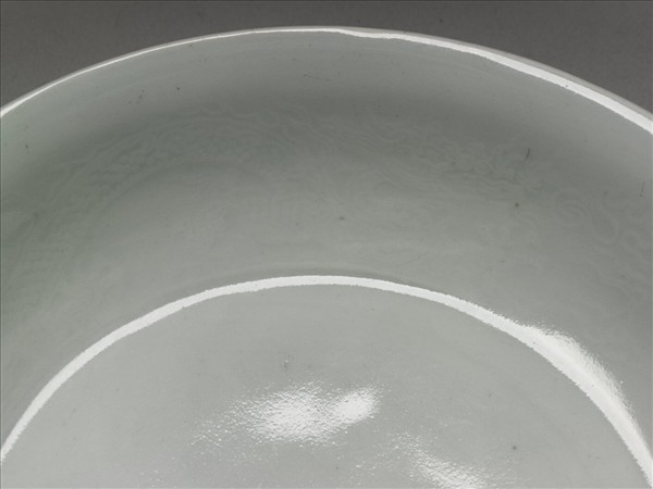 霽紅釉白裡暗花雙龍紋盤