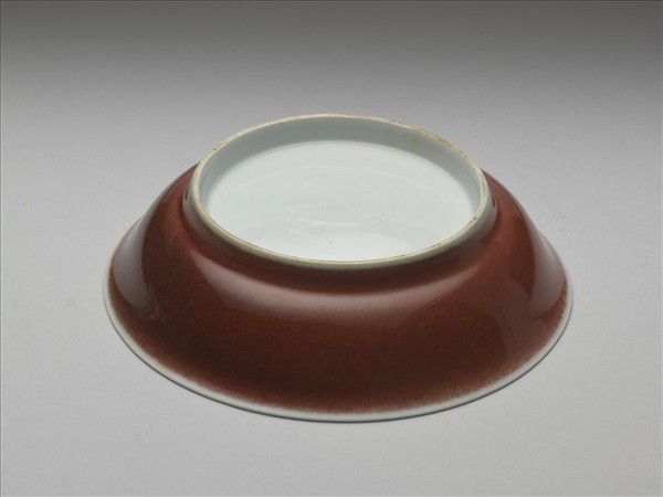 霽紅釉白裡暗花雙龍紋盤