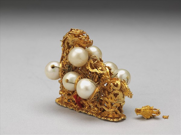 金纍絲嵌東珠鏤空雲龍舍林