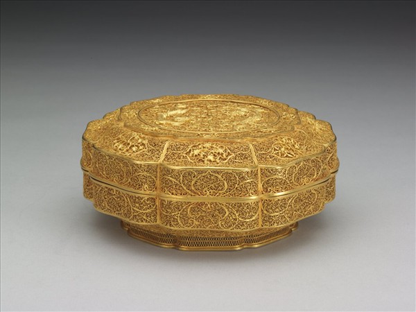 金鏤空葵瓣龍紋盒