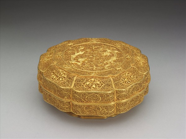 金鏤空葵瓣龍紋盒