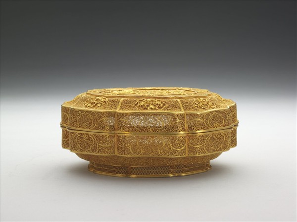 金鏤空葵瓣龍紋盒