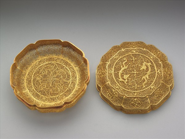 金鏤空葵瓣龍紋盒