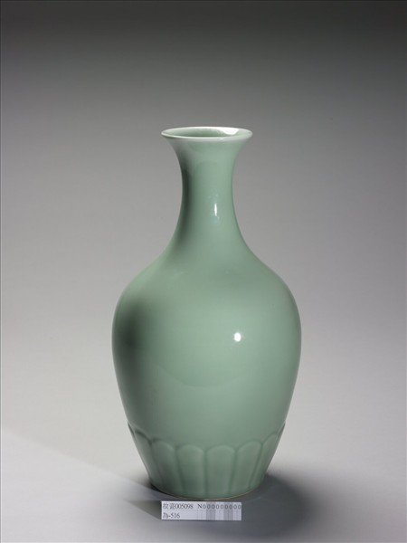青瓷菊瓣紋瓶