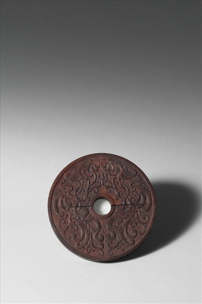 〈西清續鑑‧第十九冊〉鏡匣雕刻木蓋附關槐〈山水〉