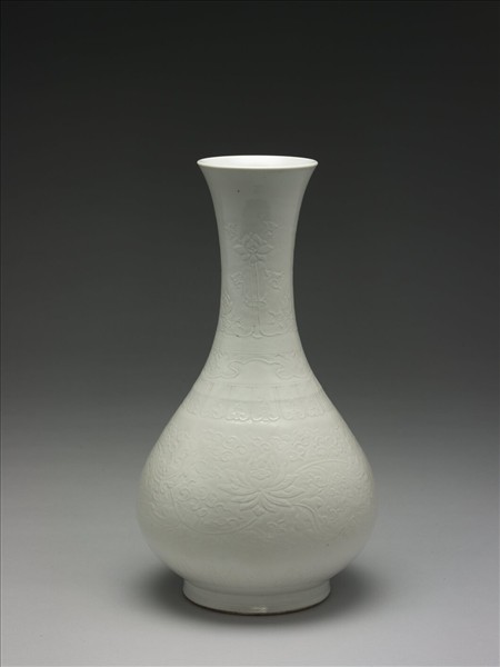 白瓷印花番蓮紋瓶