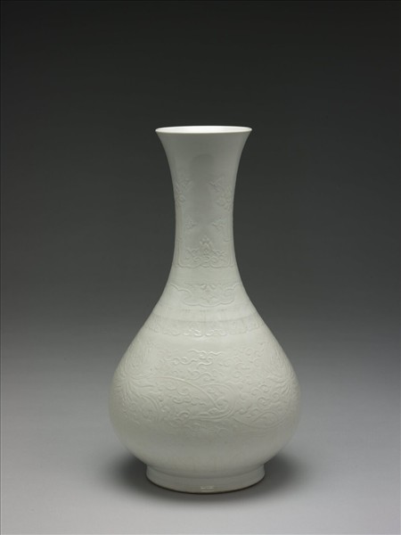 白瓷印花番蓮紋瓶