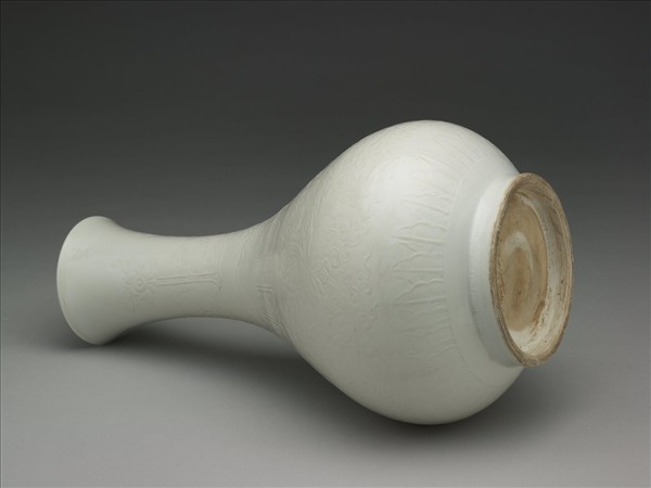 白瓷印花番蓮紋瓶