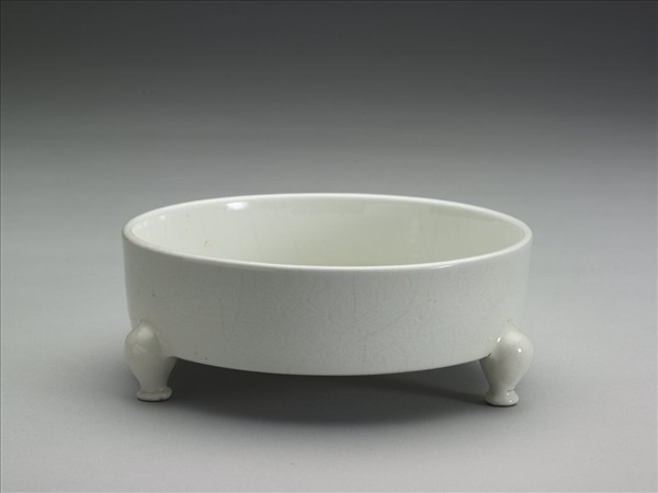 白瓷劃花八寶紋三足洗