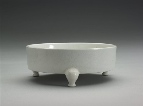 白瓷劃花八寶紋三足洗