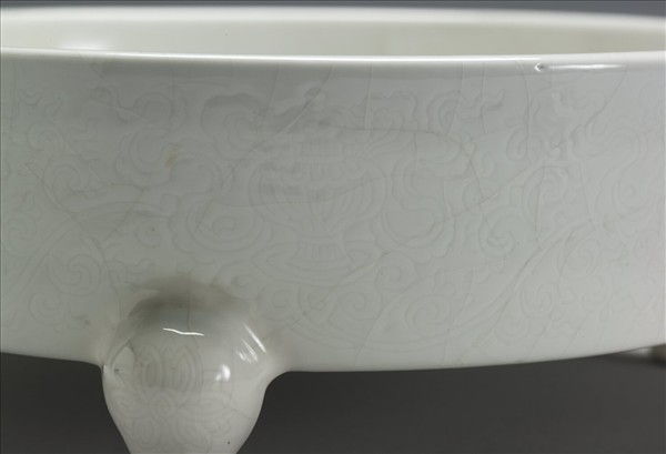 白瓷劃花八寶紋三足洗