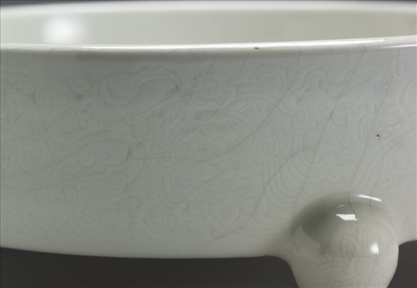 白瓷劃花八寶紋三足洗