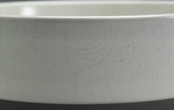 白瓷劃花八寶紋三足洗