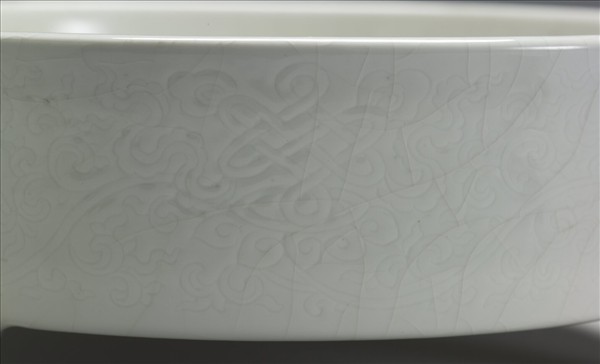 白瓷劃花八寶紋三足洗