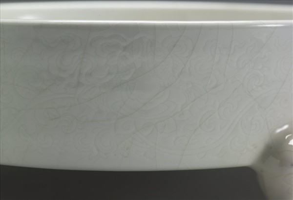 白瓷劃花八寶紋三足洗