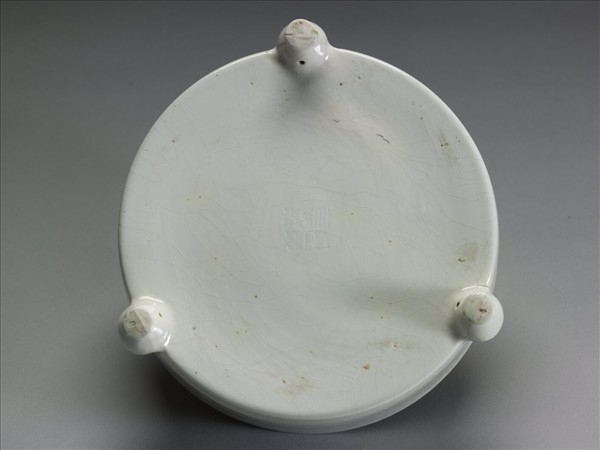 白瓷劃花八寶紋三足洗