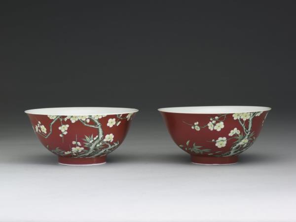 琺瑯彩紅地梅竹先春碗