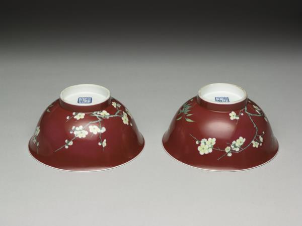 琺瑯彩紅地梅竹先春碗