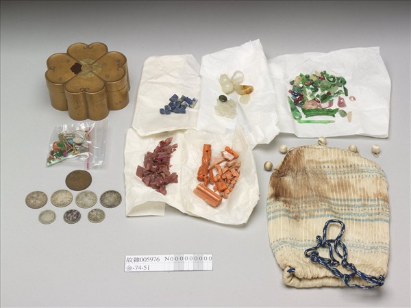 蒔繪四瓣花形小盒