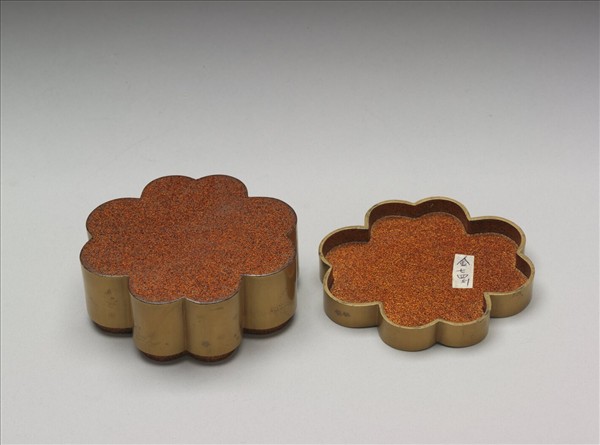 蒔繪四瓣花形小盒