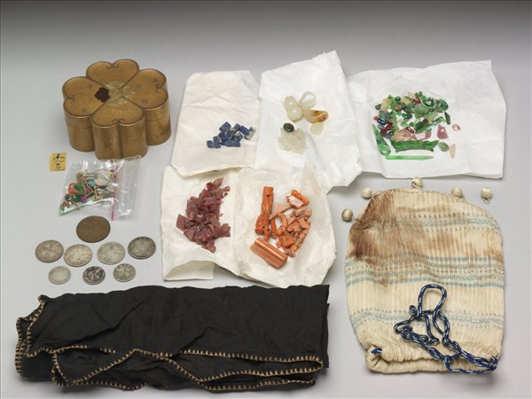 蒔繪四瓣花形小盒