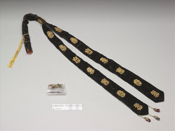 嵌金八寶黑絨帽飾飄帶