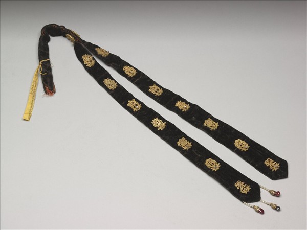 嵌金八寶黑絨帽飾飄帶