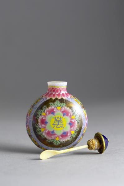 玻璃胎畫琺瑯萬壽鼻煙壺