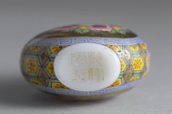 玻璃胎畫琺瑯萬壽鼻煙壺