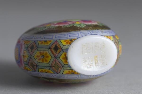 玻璃胎畫琺瑯萬壽鼻煙壺