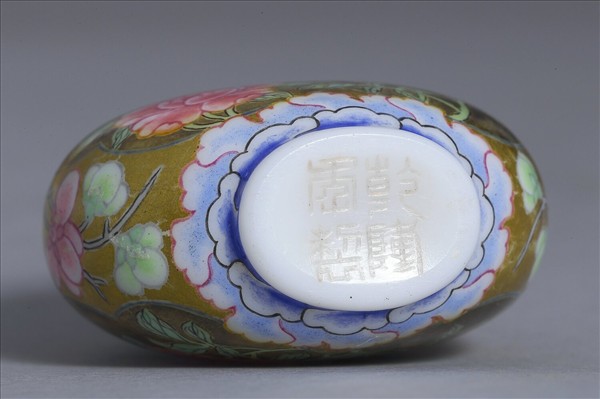 玻璃胎畫琺瑯花卉鼻煙壺