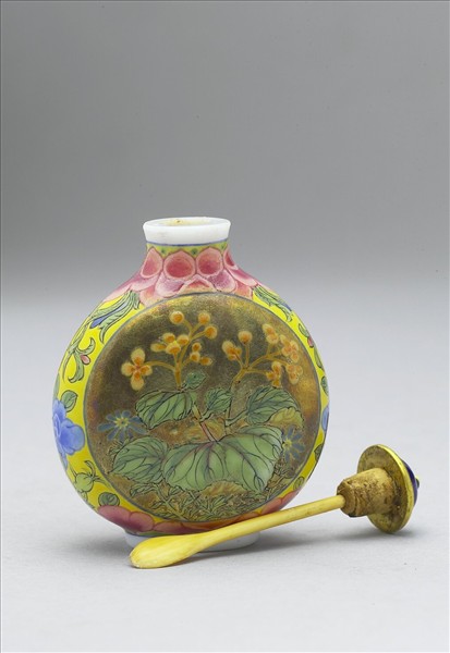 玻璃胎畫琺瑯花卉鼻煙壺