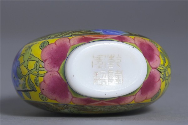 玻璃胎畫琺瑯花卉鼻煙壺