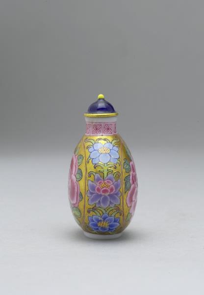 玻璃胎畫琺瑯金地花卉紋鼻煙壺