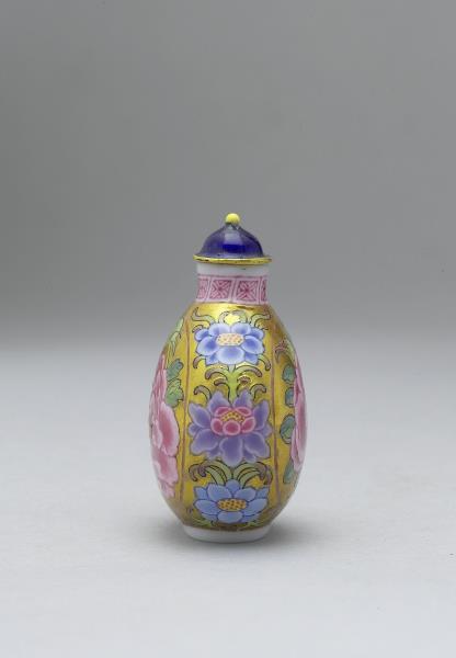 玻璃胎畫琺瑯金地花卉紋鼻煙壺