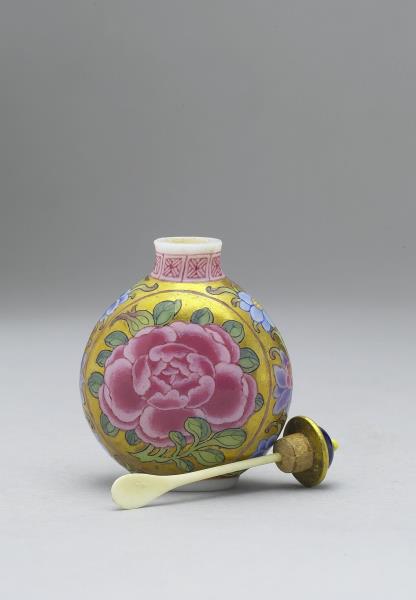 玻璃胎畫琺瑯金地花卉紋鼻煙壺