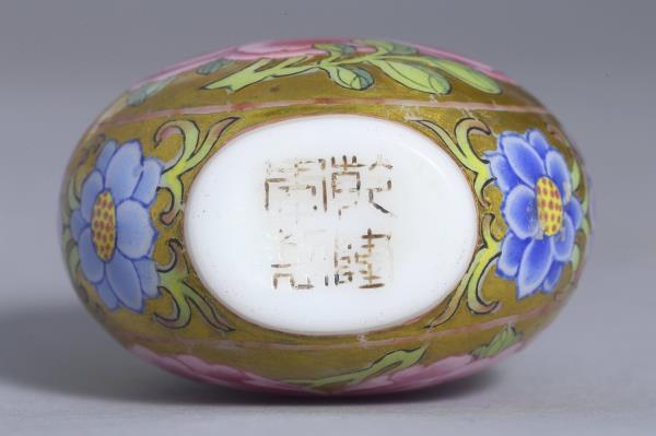 玻璃胎畫琺瑯金地花卉紋鼻煙壺