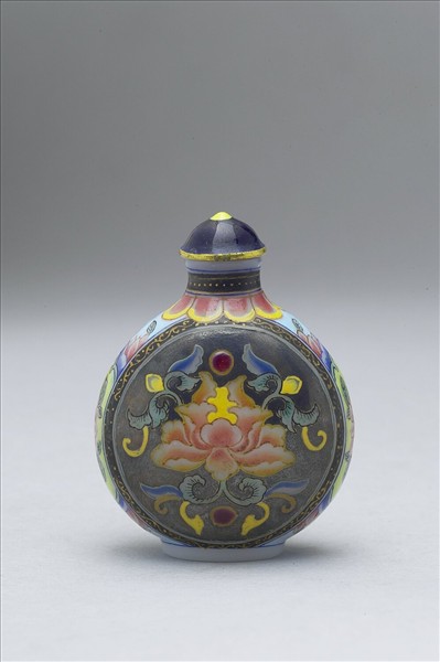 玻璃胎畫琺瑯銀黑地西番蓮鼻煙壺