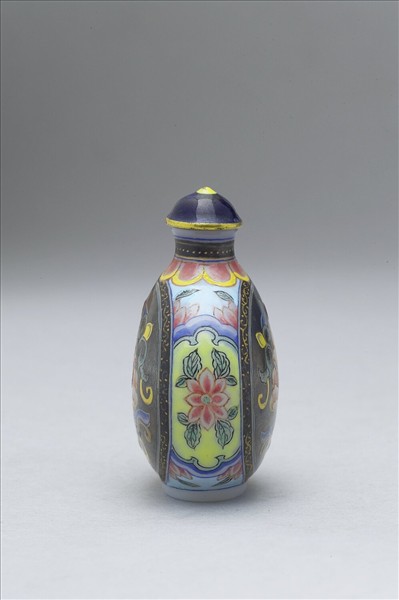 玻璃胎畫琺瑯銀黑地西番蓮鼻煙壺