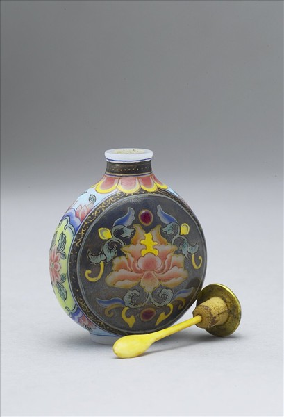 玻璃胎畫琺瑯銀黑地西番蓮鼻煙壺