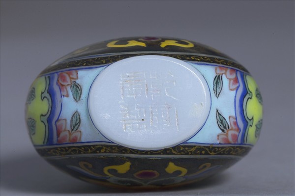 玻璃胎畫琺瑯銀黑地西番蓮鼻煙壺