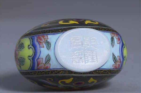 玻璃胎畫琺瑯銀黑地西番蓮鼻煙壺