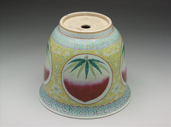 粉彩壽桃紋花盆