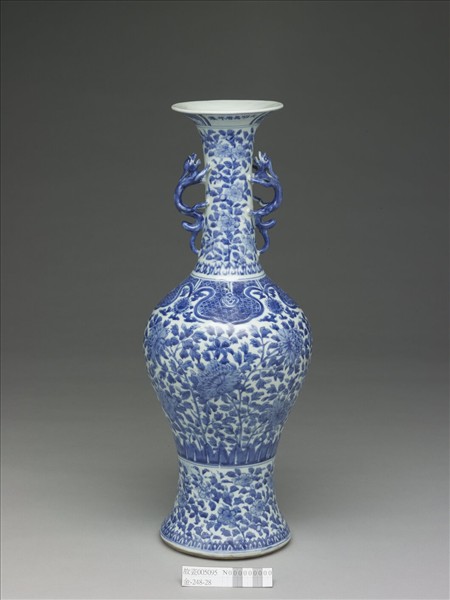 青花牡丹紋獸耳長頸瓶