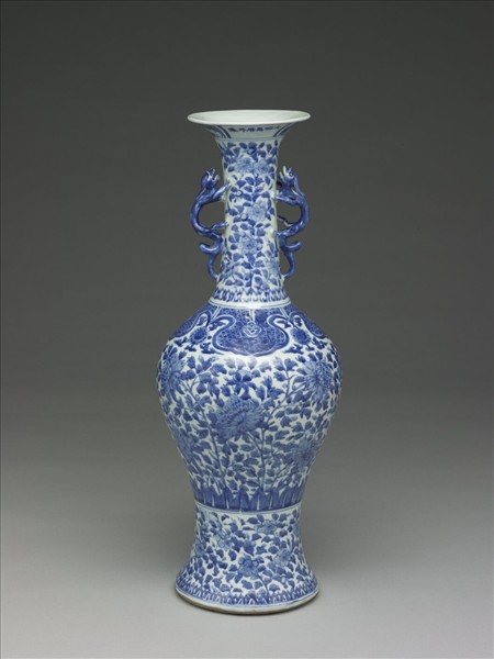 青花牡丹紋獸耳長頸瓶