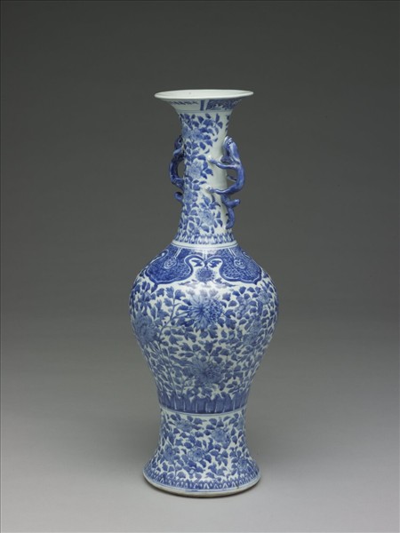 青花牡丹紋獸耳長頸瓶